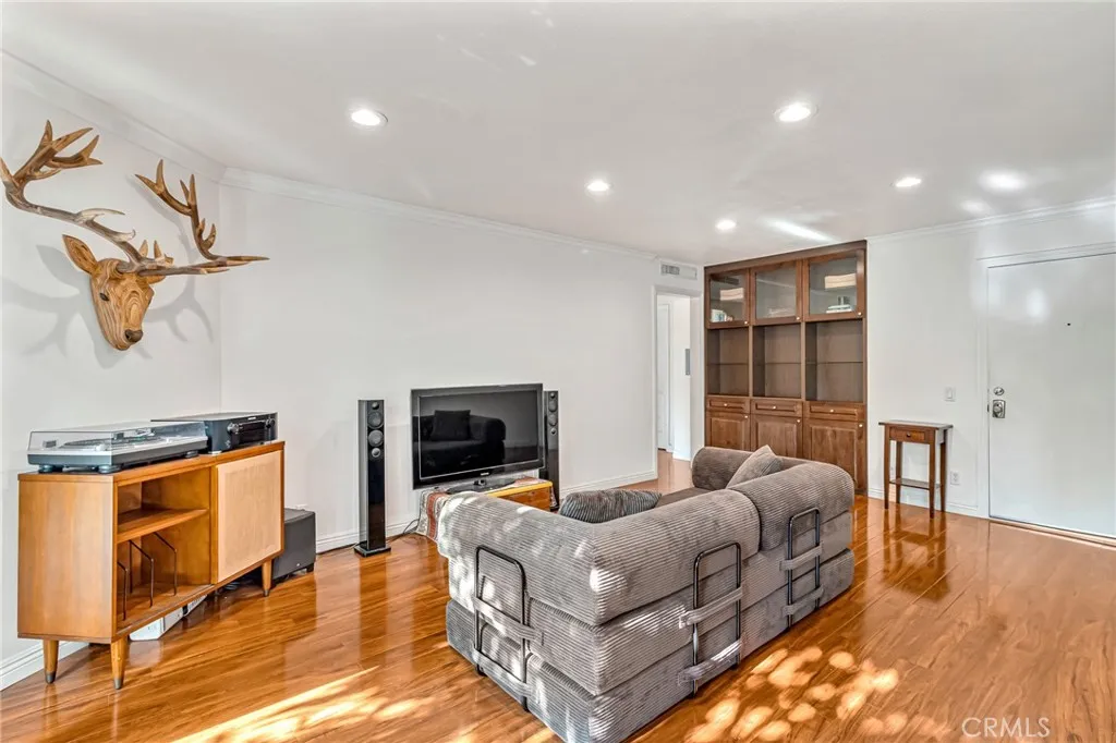 601 E Orange Grove 106, Burbank, California 91501 home-pic-17